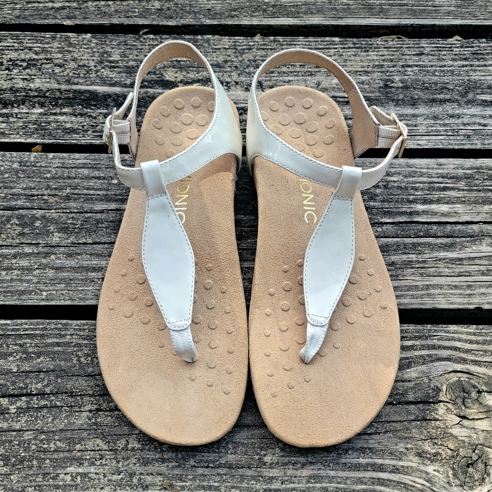 NWOT - Vionic Paden White Patent T-Strap Sandals - Size 9